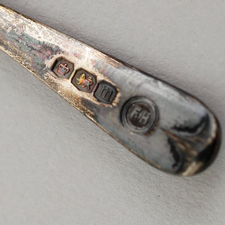 SALTKAR, 1 par, jasperware, Wedgwood, beslag av silver, Birmingham 1904 samt SALTSKEDAR, 1 par, silver, Sheffield 1929.