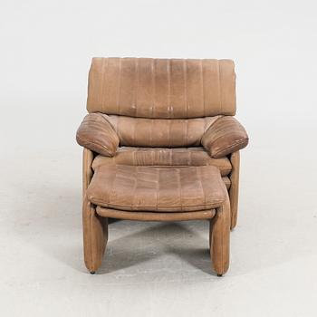 A set of two leather armchairs and a stool by De Sede, Schweiz second half of the 20th century.