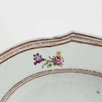 A Chinese porcelain charger, Qing Dynasty, Qianlong (1736-95).
