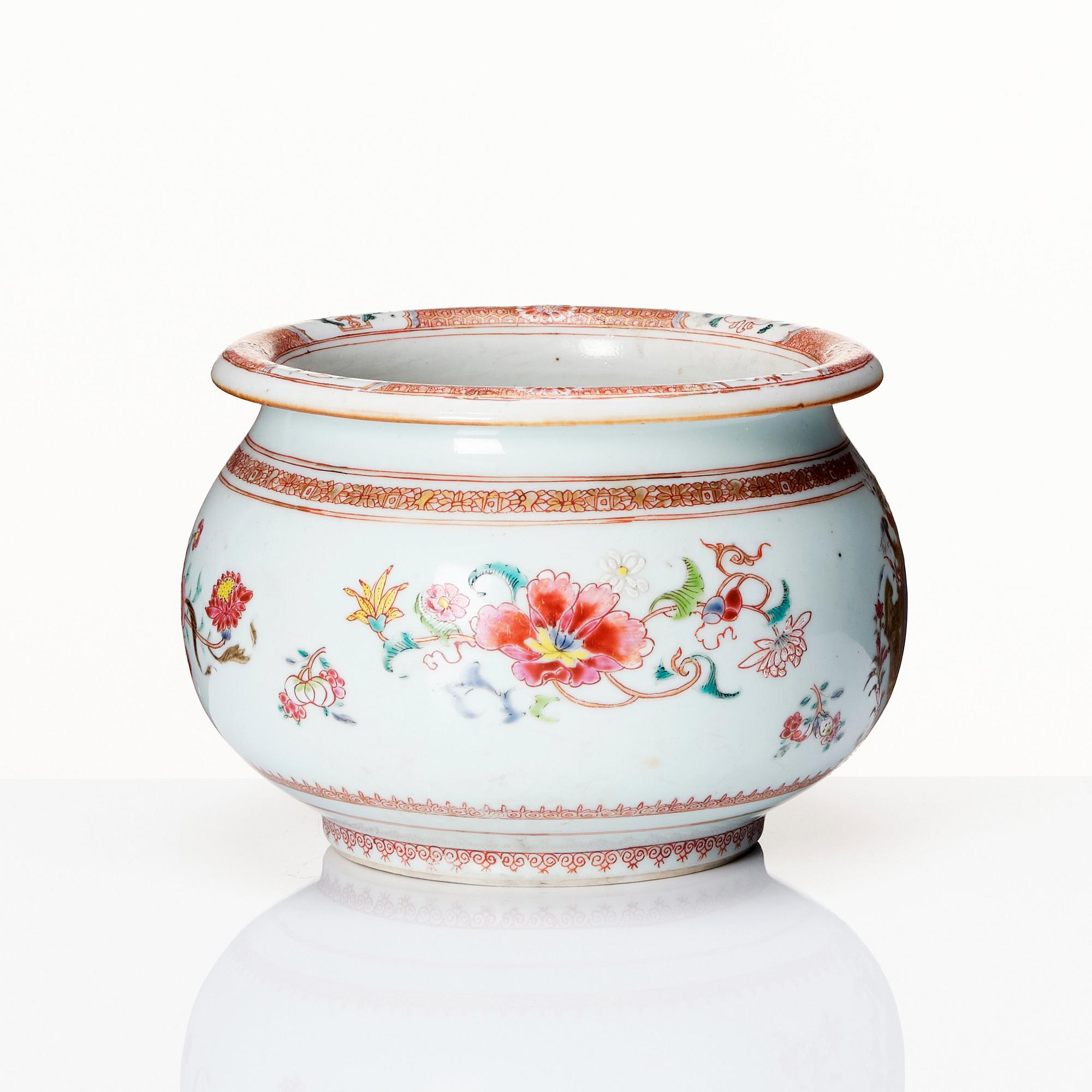 A Chinese Export chamber pot, Qing dynasty, Yongzheng, ca 1725.