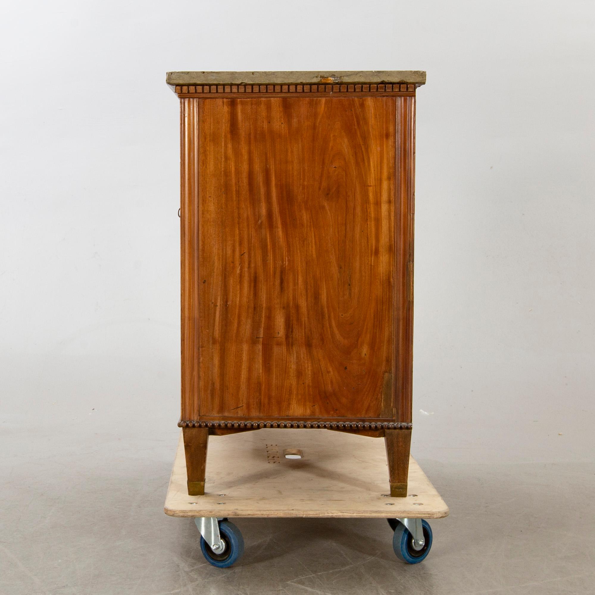 A late gustavian chest of drawers.