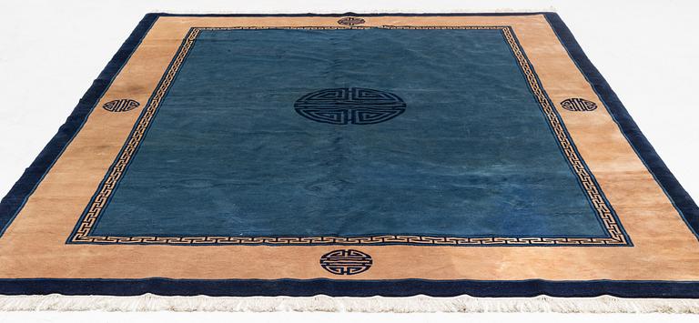 Matta, Kina, old, ca 327 x 245 cm.