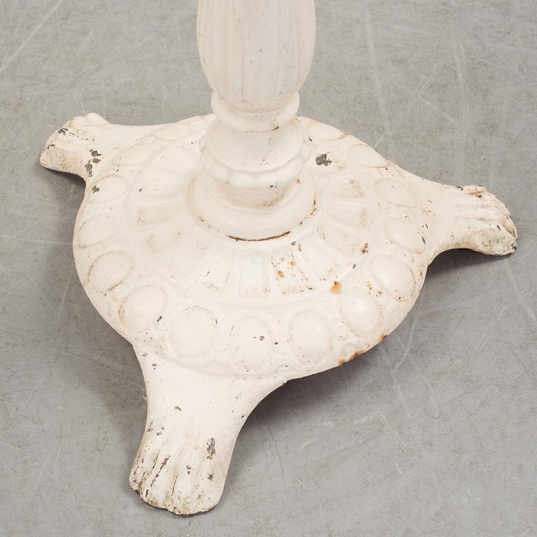 A pair of cast iron chais with wooden seats and a cast iron table, early 20th century.