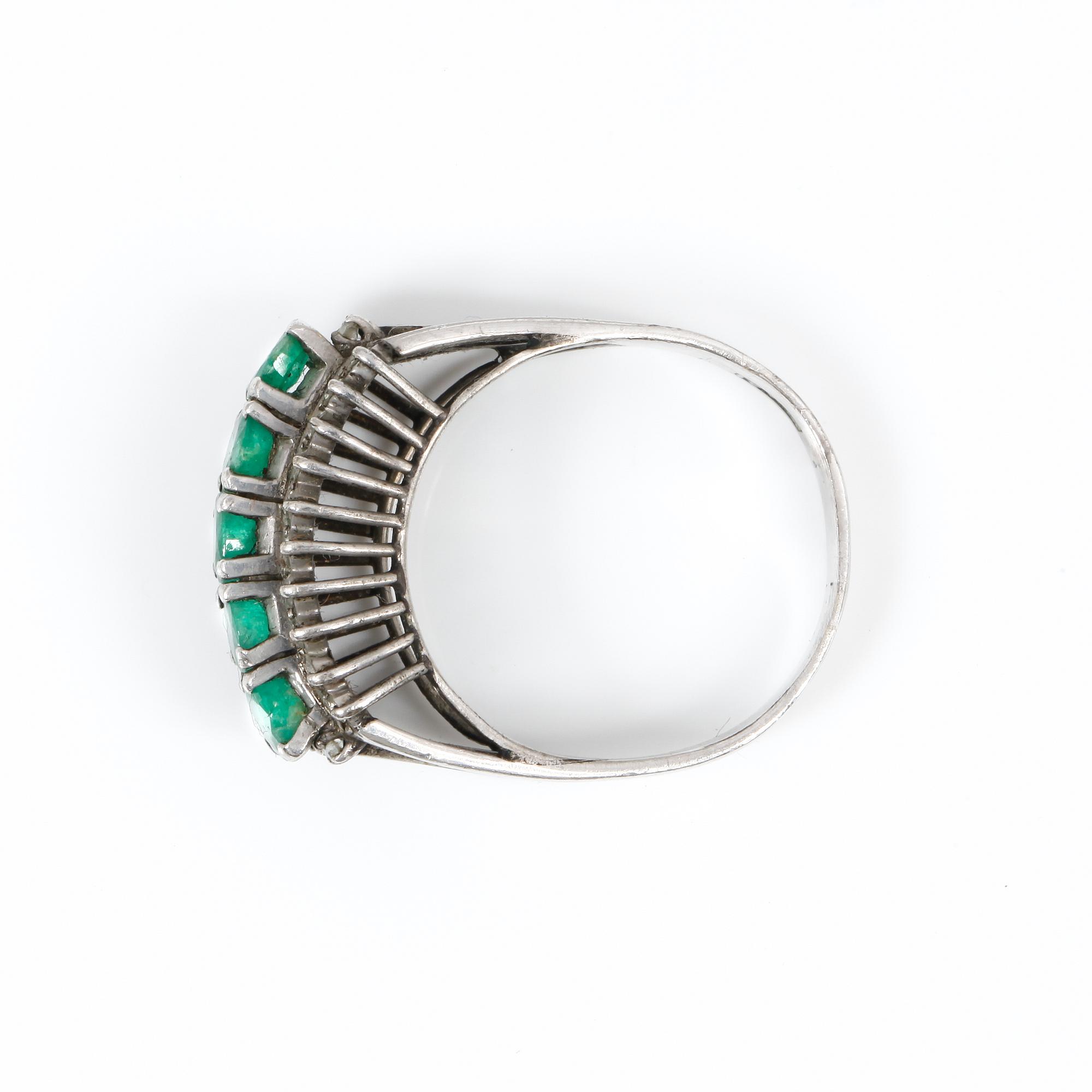 RING, 18 k vitguld, diamanter samt smaragder. 1900-tal. Totalvikt ca 5 gram.