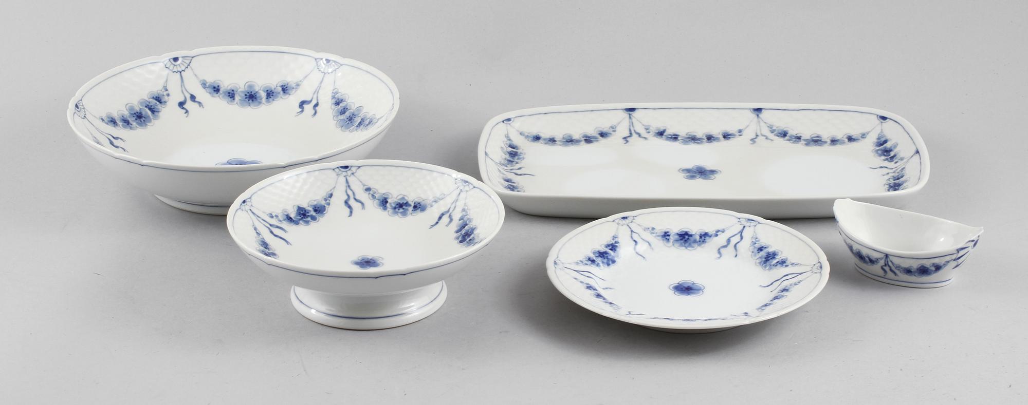 SERVISDELAR, 34 st, "Empire", porslin, Bing & Gröndahl, omkring 1900-talets mitt.