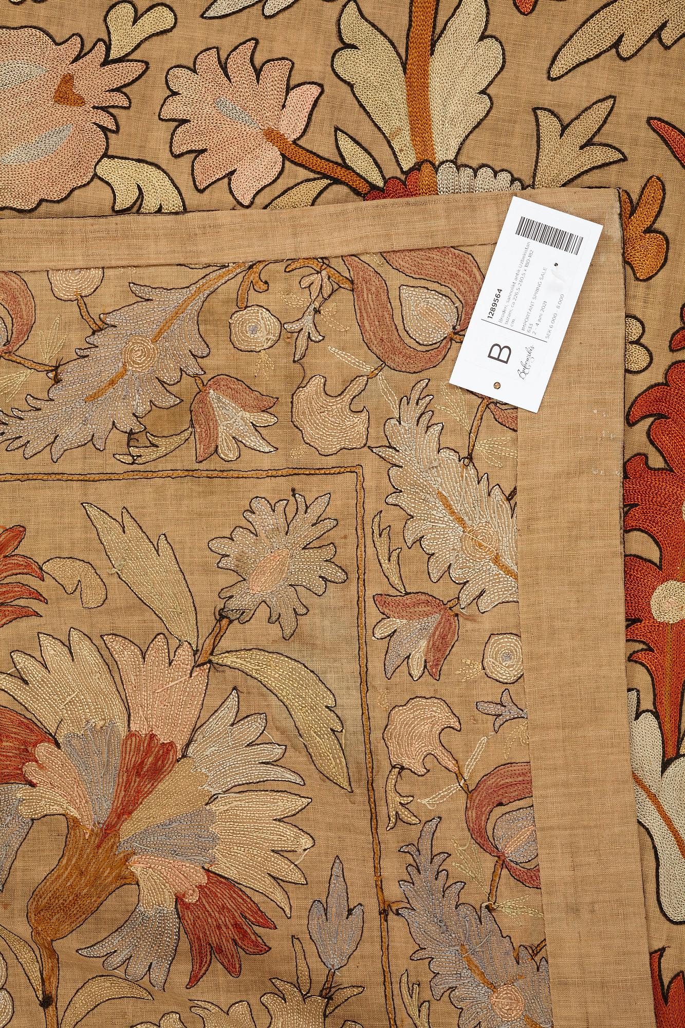 Broderi, sannolikt antik Uzbekistan suzani, ca 226,5-230,5 x 180-182 cm.