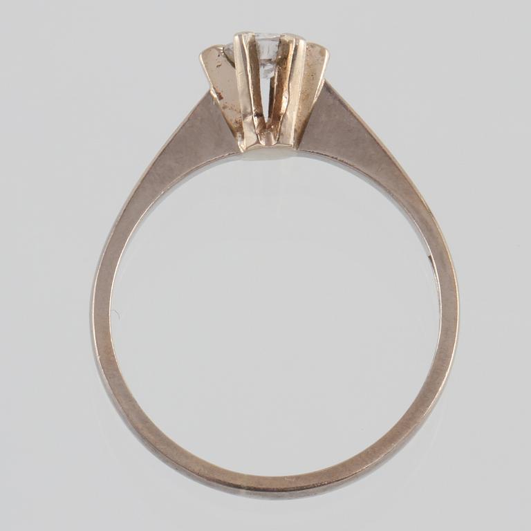 RING, 18K vitguld med briljantslipad diamant ca 0.27 ct, Bengt Andersson, Stockholm, 1971.Vikt 2,8 gram.
