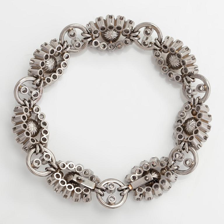 A.Tillander, a platinum necklace/bracelet, with brilliant-cut diamonds totalling approx. 6.72 ct and cultured pearls.