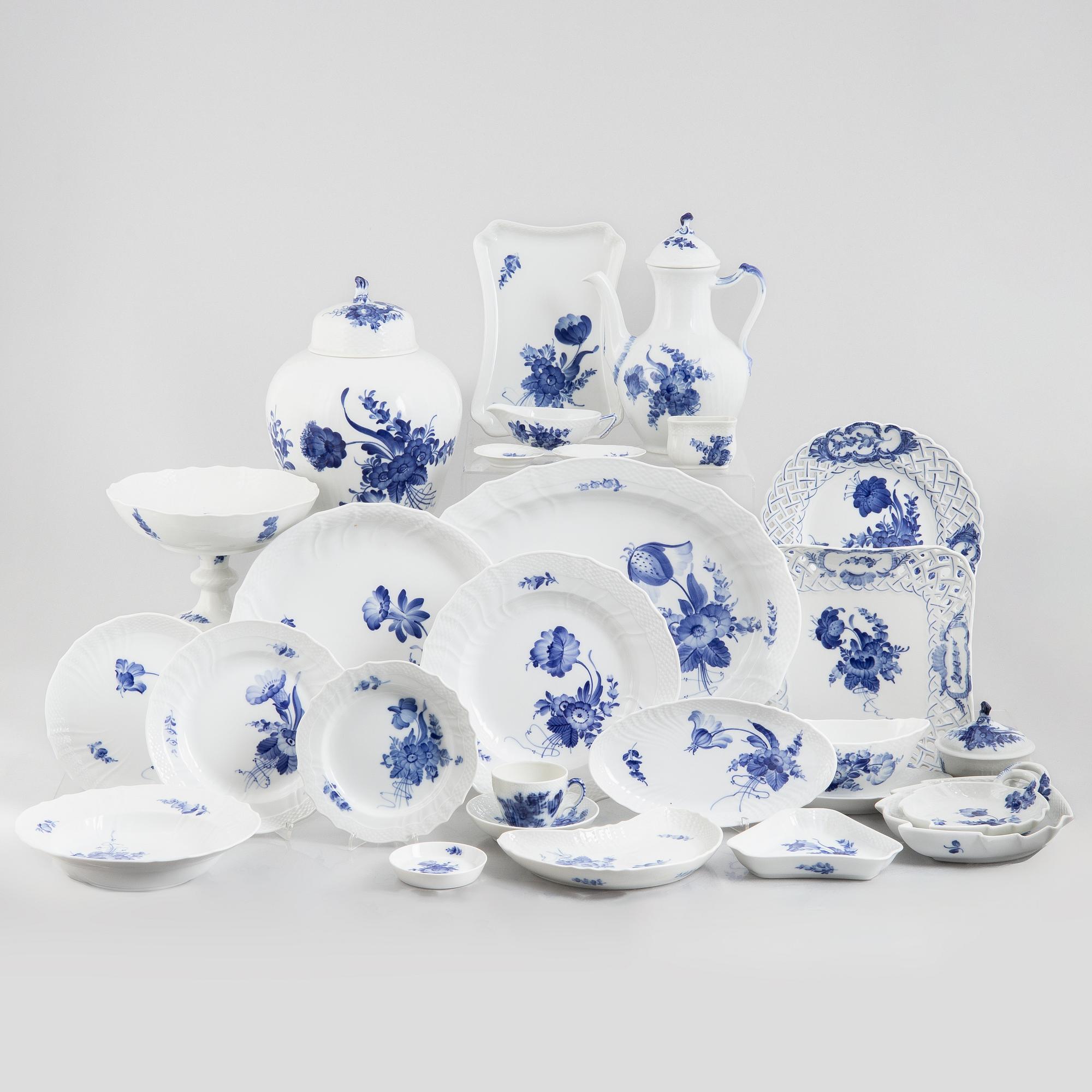 Royal Copenhagen, mat- och kaffeservis, porslin, 108 delar, "Blå blomst", Danmark.