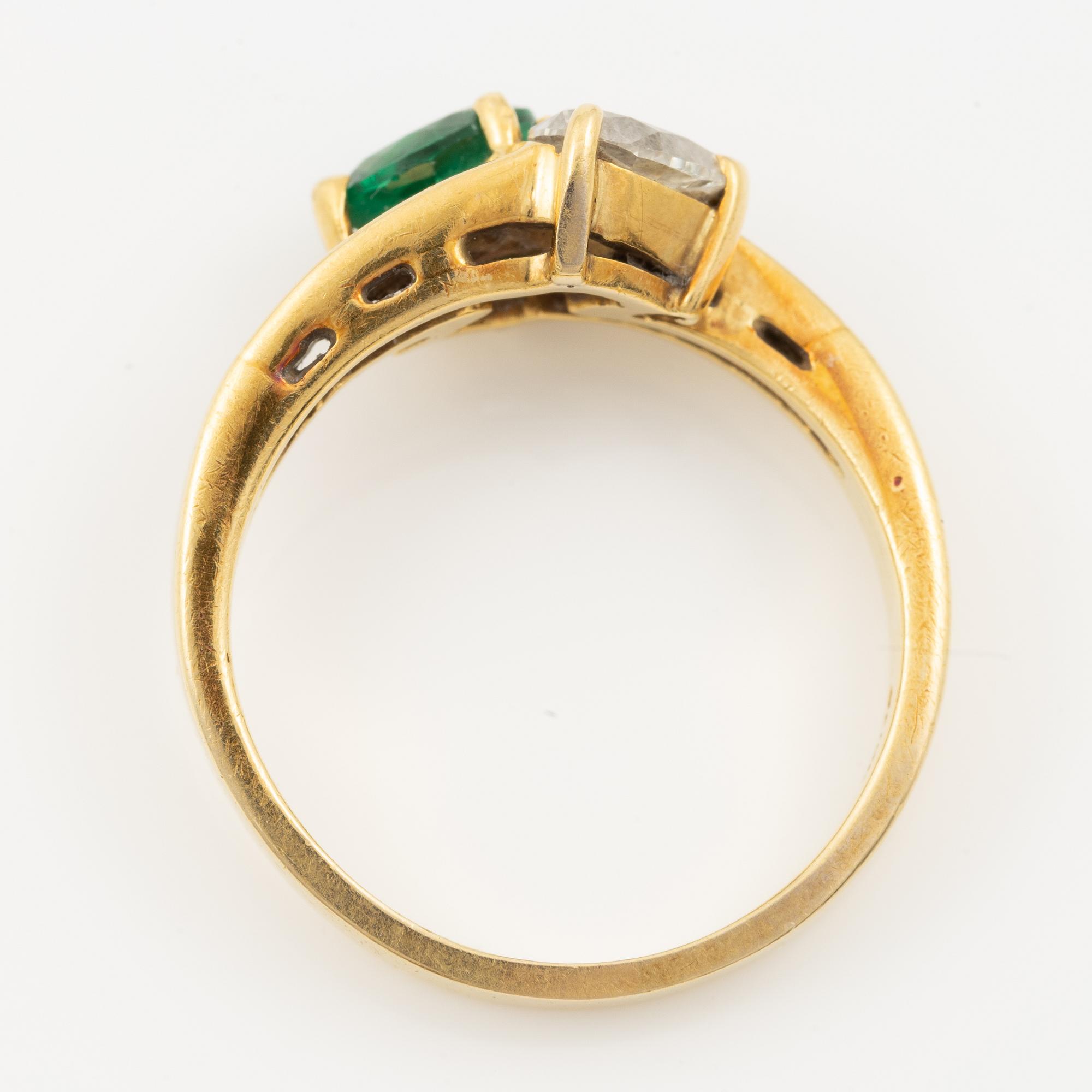 Ring 18K guld med en smaragd samt en droppformad briljantslipad diamant.