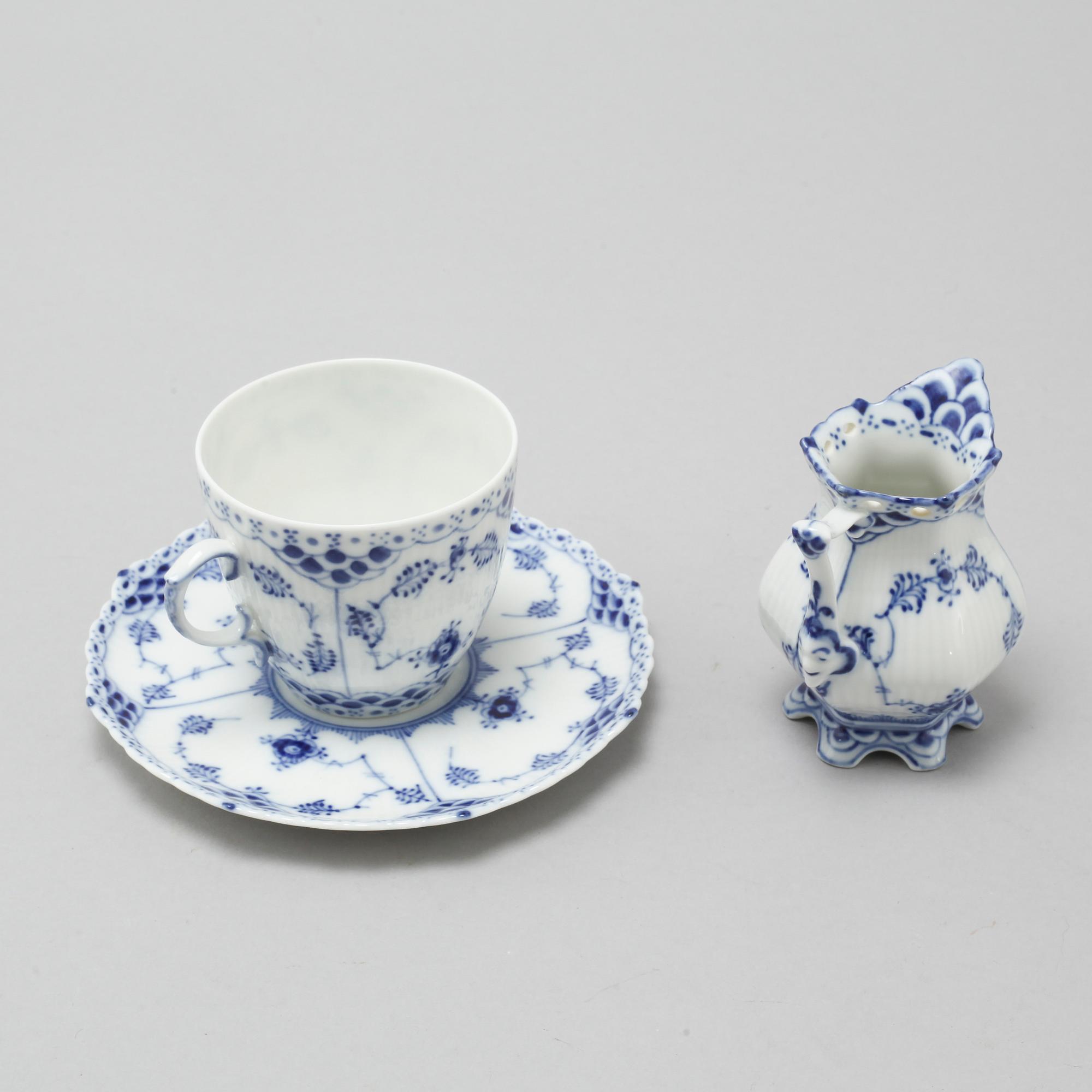 64 pieces of porcelain tableware from Royal Copenhagen, model "Musselmalet", 20th century.