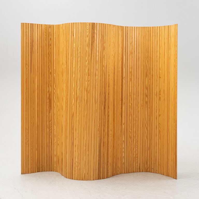 A model 100 screen by Alvar Aalto, Artek, designed 1936.