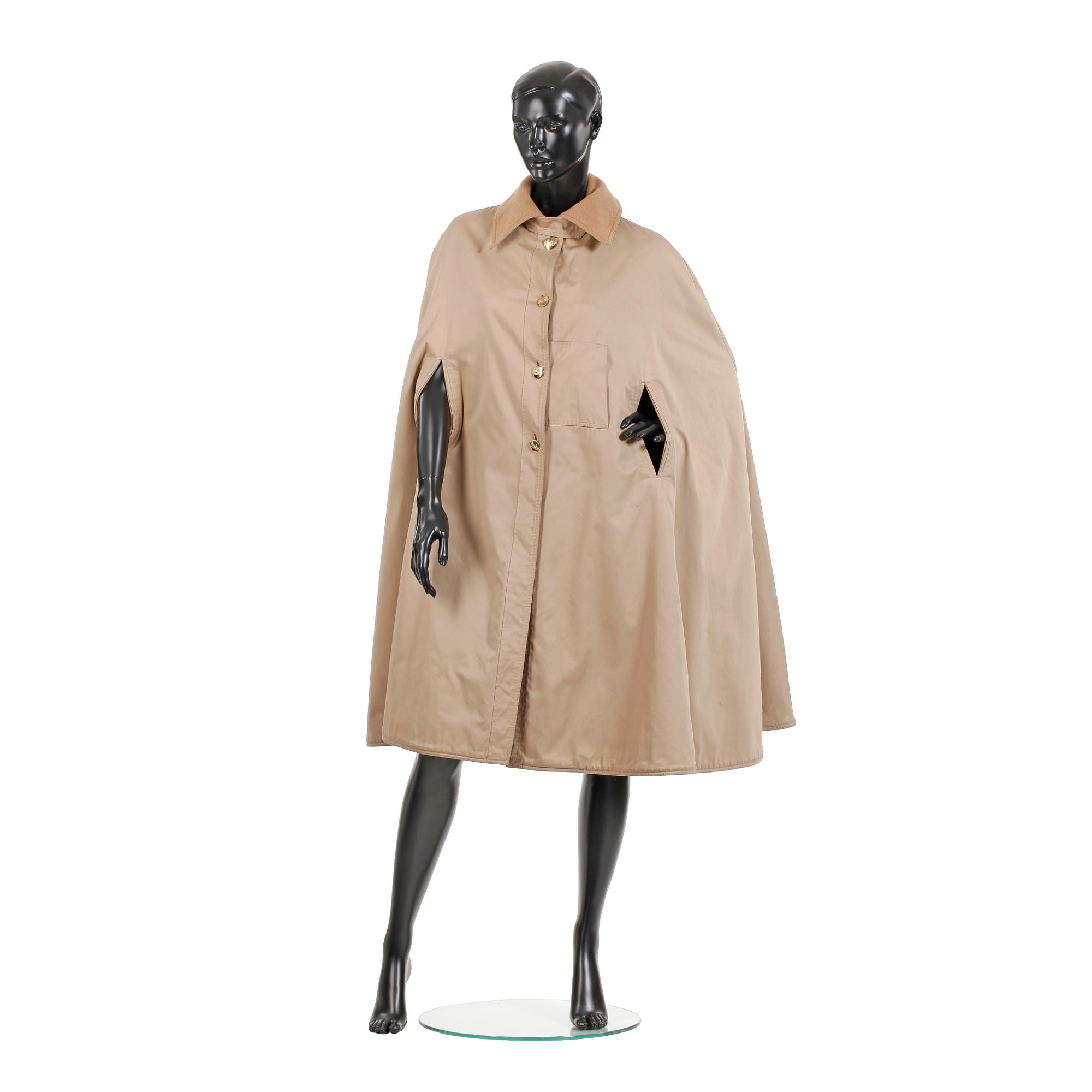 CÉLINE, a beige reversible cape.
