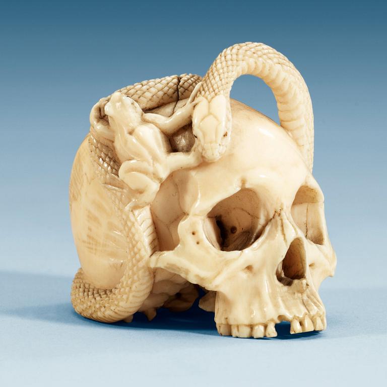 A Japanese ivory netsuke, Meiji period (1868-1912).