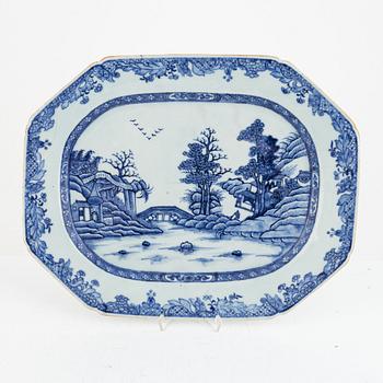 A blue and white export porcelain serving disg, China, Qianlong (1736-95).