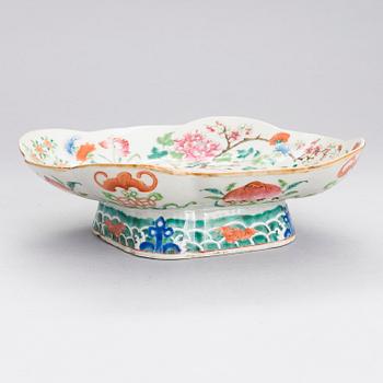 A porcelain tazza, Qing dynasty, turn of 19/20th century.