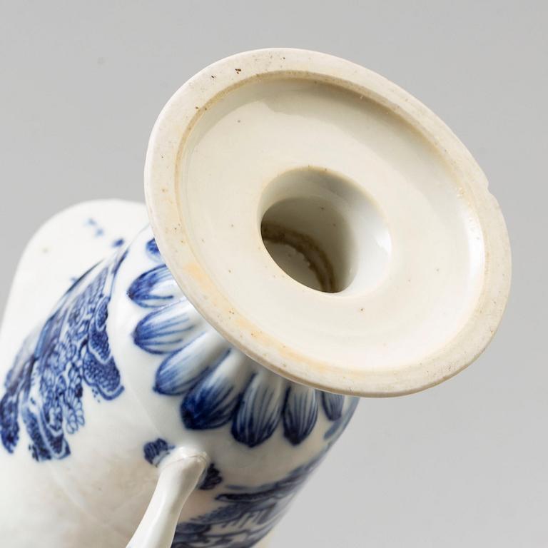 A part blue and white dinner service, Qing dynasty, Qianlong (1736-95), and two Jiaqing (27 pieces).