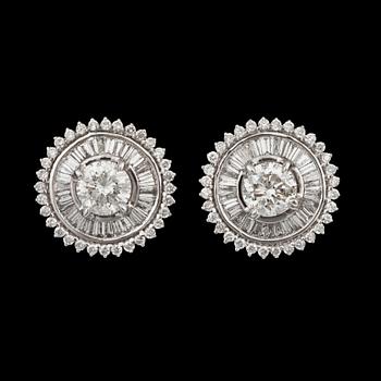 1091. ÖRHÄNGEN med olikslipade diamanter totalt ca 4.05 ct.