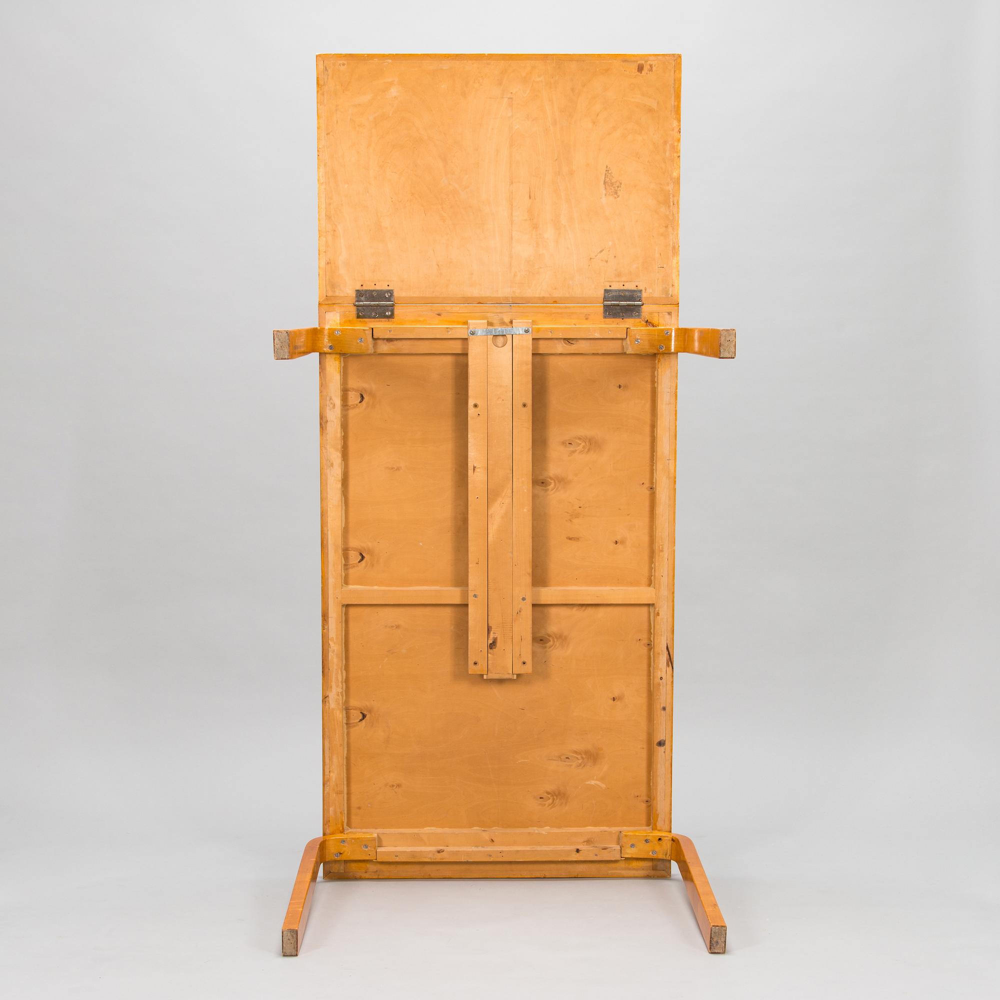 Alvar Aalto, matbord, modell DL82  för O.Y. Huonekalu-ja Rakennustyötehdas A.B 1900-talets mitt.