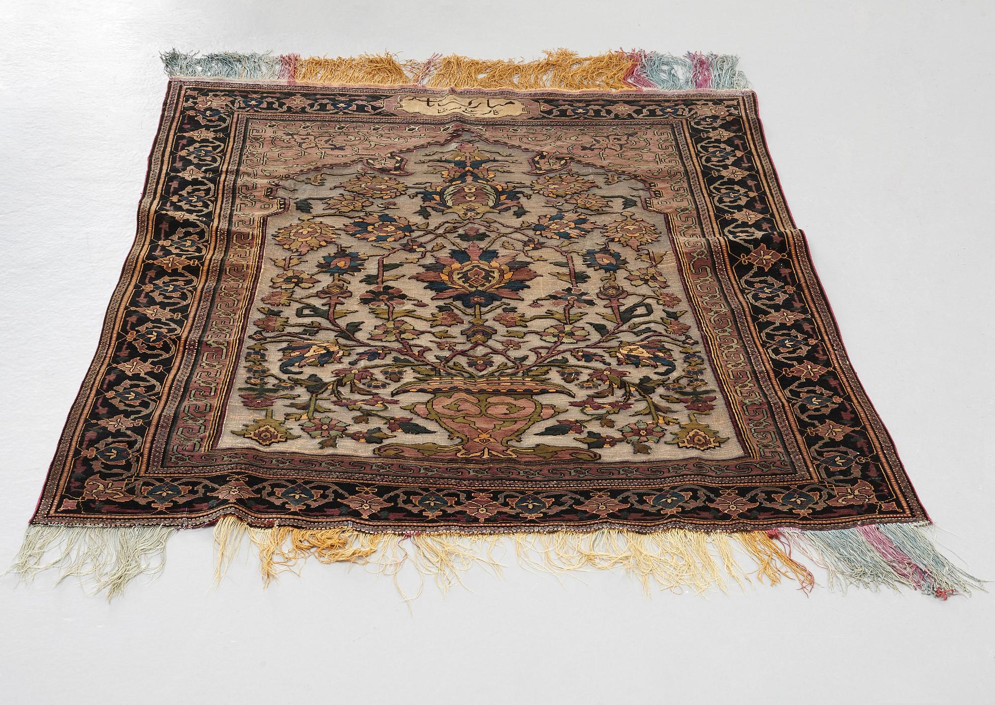 MATTA, antik/semiantik silke Keshan Souf, sannolikt Motachem, ca 112,5 x 100-93 cm (samt överst 1½ cm slätväv).