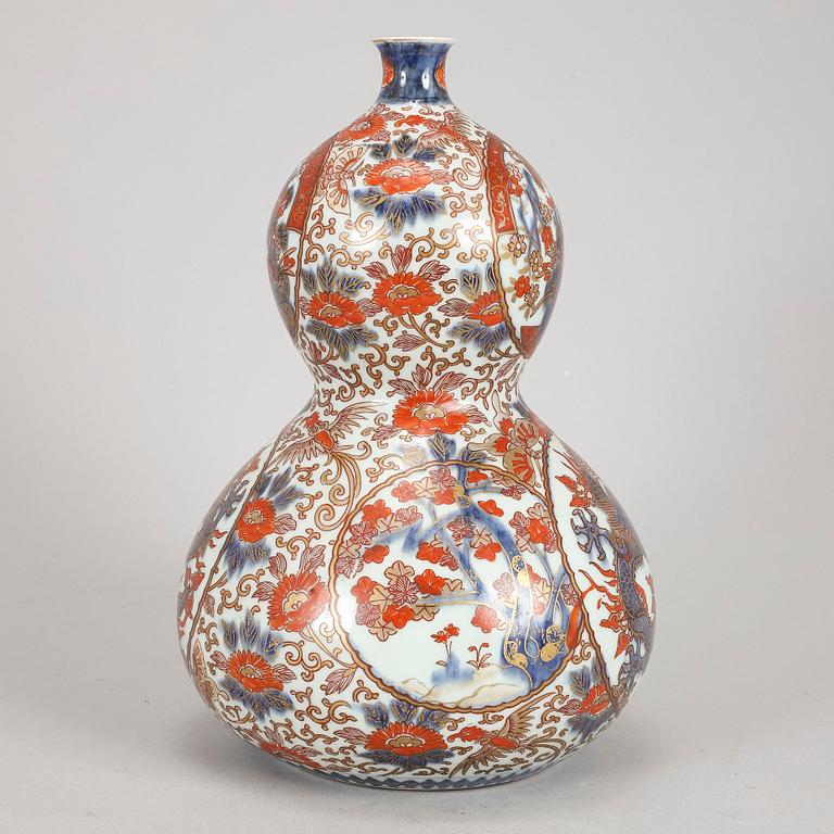 A double gourd imari vase, Japan, Meiji (1868-1912).