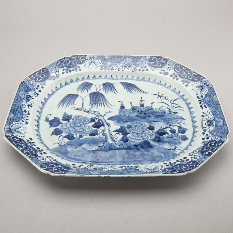 A Chinese Qianlong blue and white porselain plate.