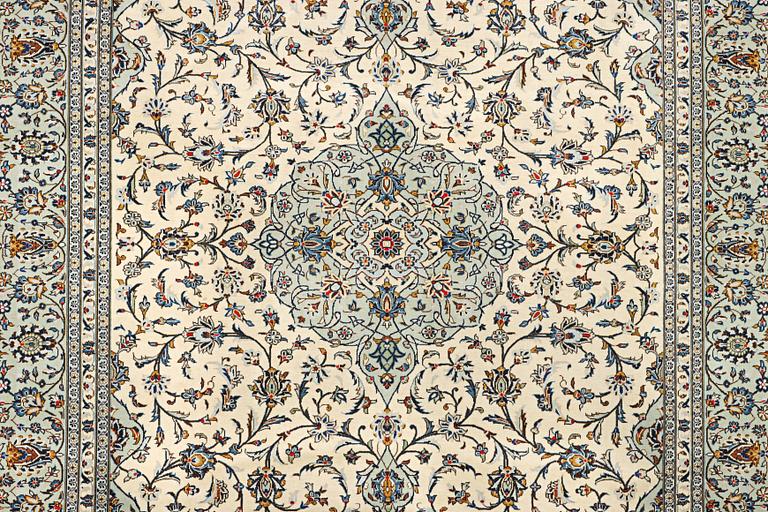 A Kashan carpet, c. 400 x 290 cm.