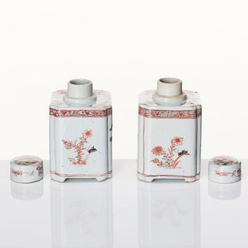 A pair of iron red and green decorated tea caddies with covers, Qing dynasty, Kangxi (1662-1722).