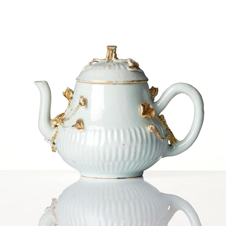 A tea pot with cover and stand, Qing dynasty, 18th century.