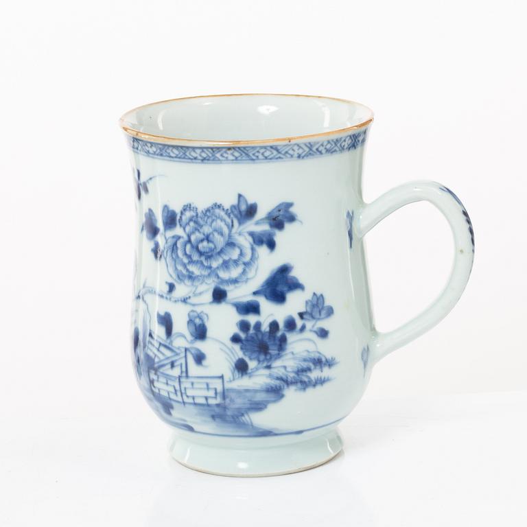 Krus, samt muggar två stycken, porslin. Qingdynastin, 1700-tal.