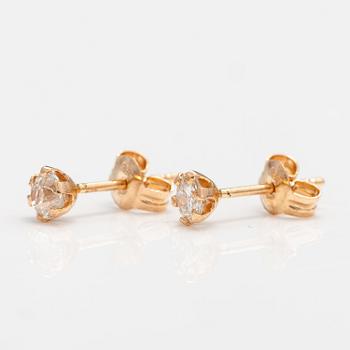 A pair of 14K gold earrings with diamonds ca. 0.34 ct in total.