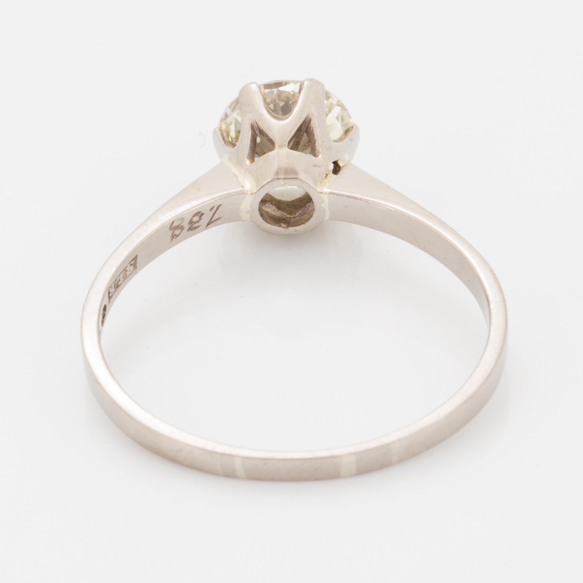 1,38 ct brilliant-cut diamond ring.