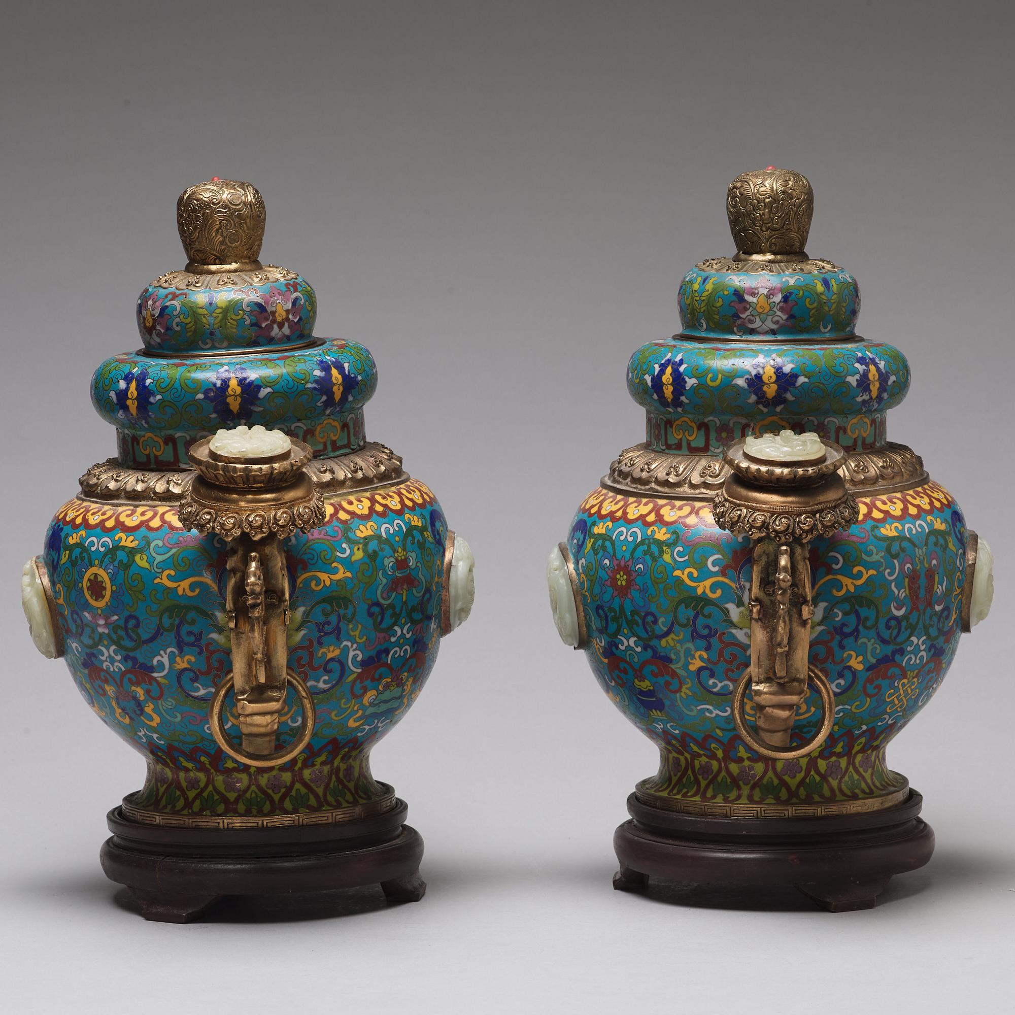 KÄRL, ett par, cloisonné samt nefrit. Kina, 1900-tal.