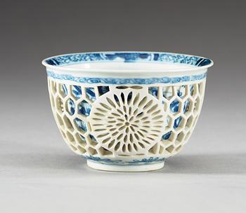 A blue and white cup, Qing dynasty, Kangxi (1662-1722).