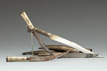 KNIV samt DOLKAR, 3 st, orientaliska, 1900-tal.