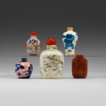 1386. SNUSFLASKOR, fem stycken, glas, porslin och sten. Kina, 1900-talets första hälft.