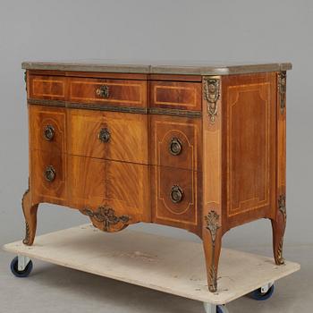 BYRÅ. Gustaviansk stil. 1900-tal.