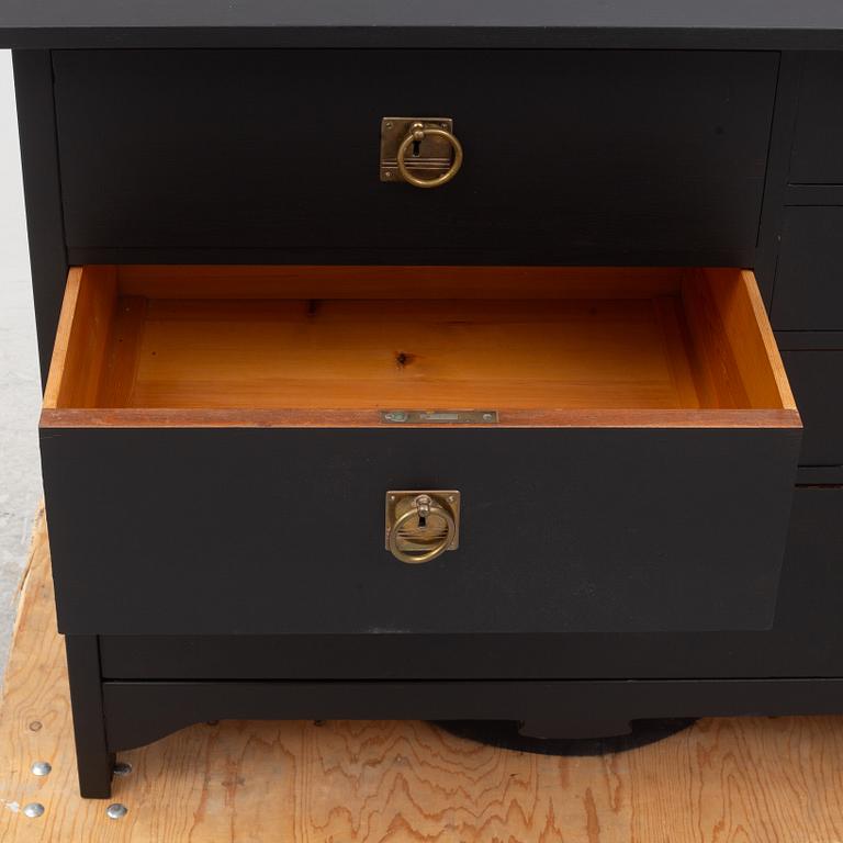 A chest of drawers, early 20th Century.