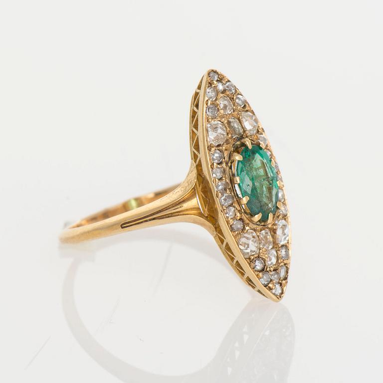 RING, guld (56), smaragd, ca 0,60 ct, små diamanter totalt ca 0,70 ct. Ryska stämplar. Vikt 3,1 g.