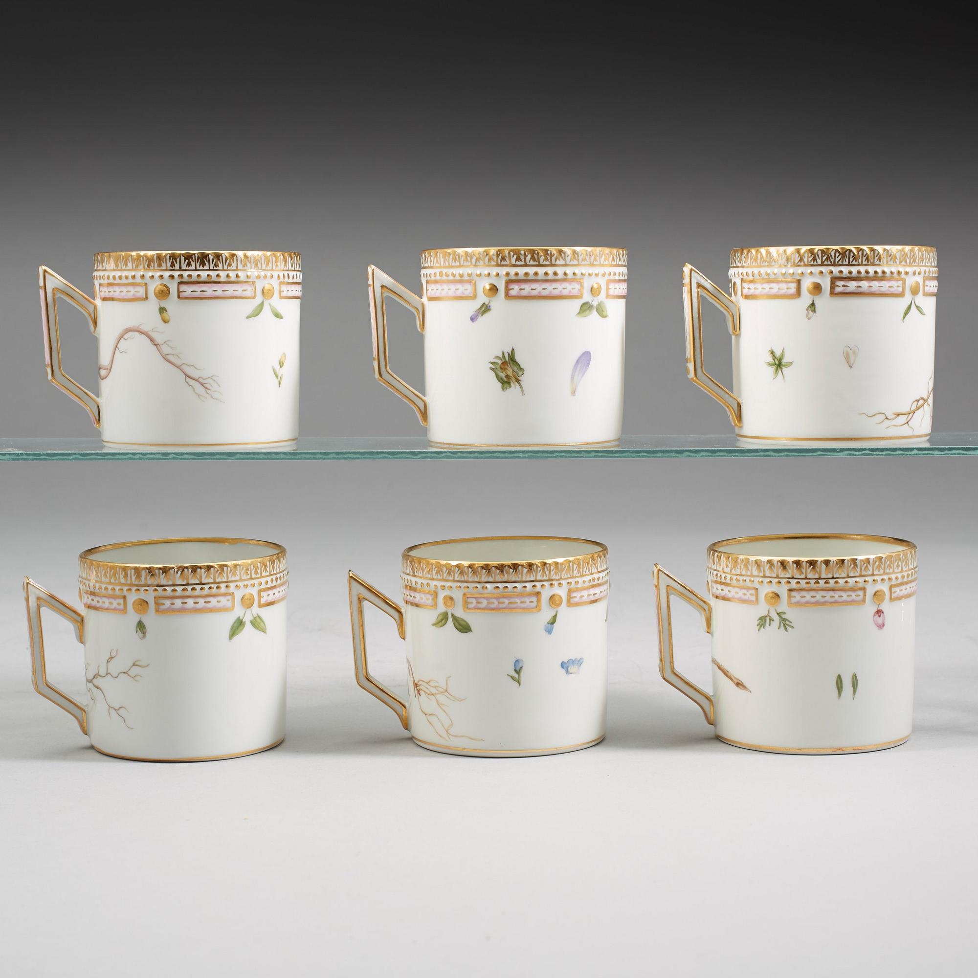KAFFEKOPPAR med FAT, sex stycken, porslin. "Flora Danica", Royal Copenhagen, Danmark.