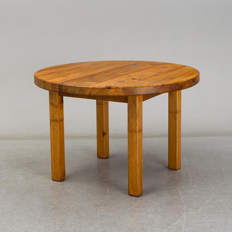 A pine dining table attributed to Roland Wilhelmsson. Second half of the 20th century.