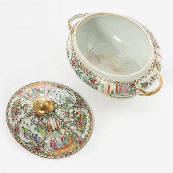 A large Chinese famille rose porcelain Canton tureen with cover, Qing dynasty, 19th century.