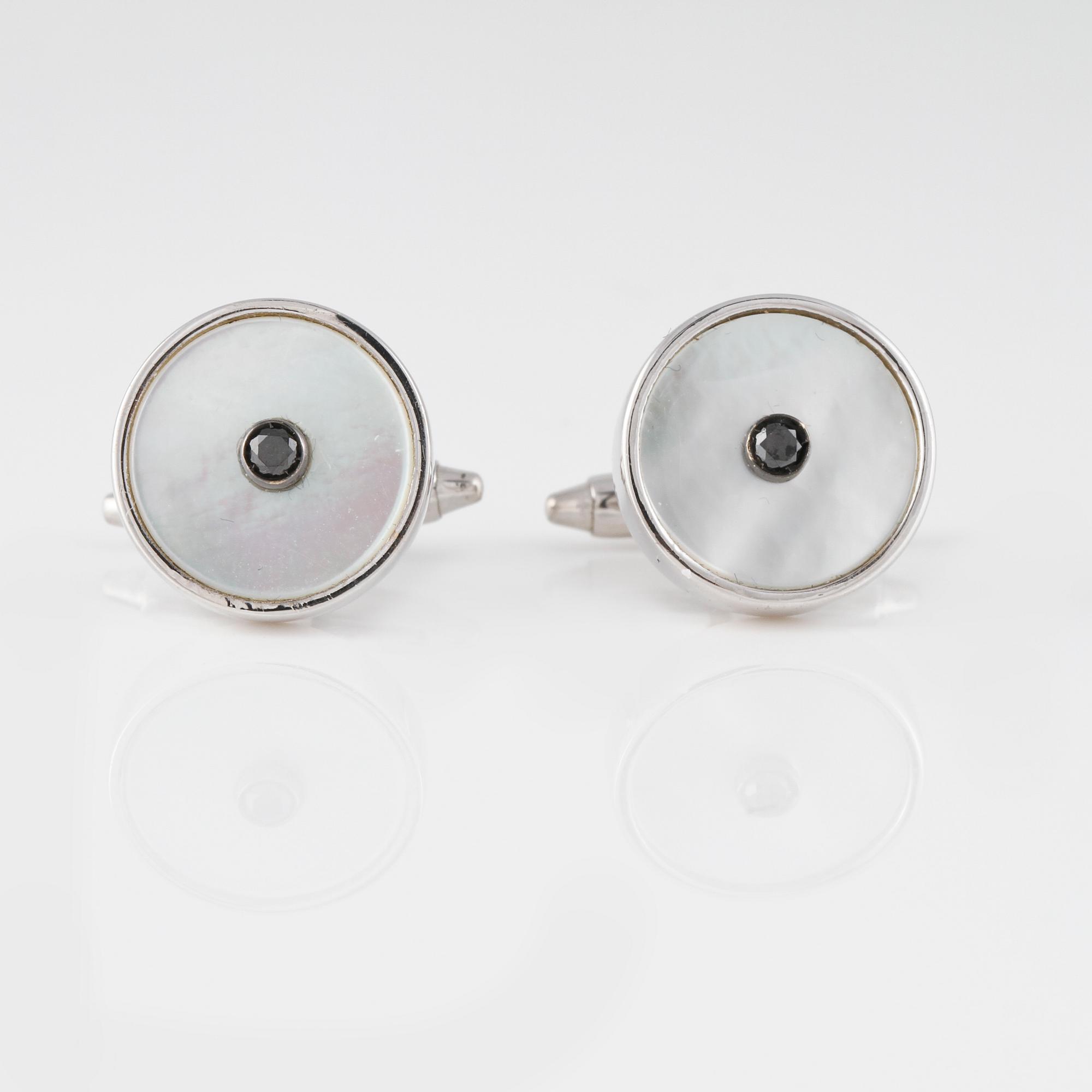 MANSCHETTKNAPPAR, 18K vitguld med briljantslipade svarta diamanter ca 0.04 ct samt pärlemor. Vikt 9,1 gram.