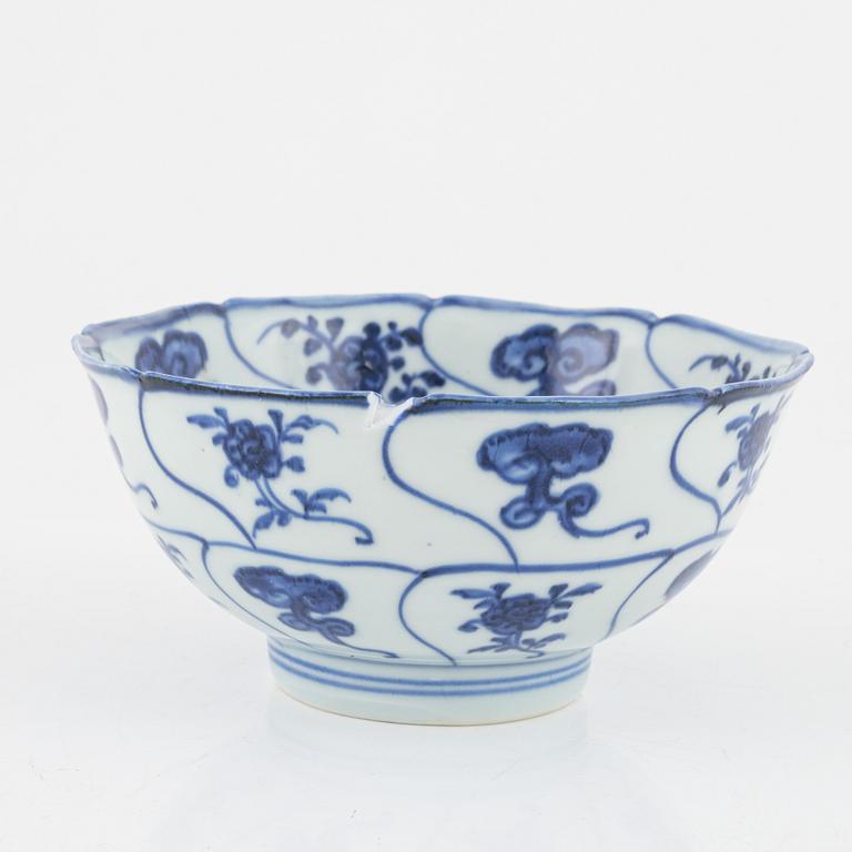 A blue and white bowl, Qing dynasty, 18th Century.