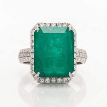 Ring, 14K vitguld, med smaragd ca 8.97 ct och diamanter. Med IGI-sertifikat.