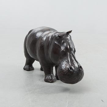 FOTPALL, i form av flodhäst, 1900-talets andra hälft.