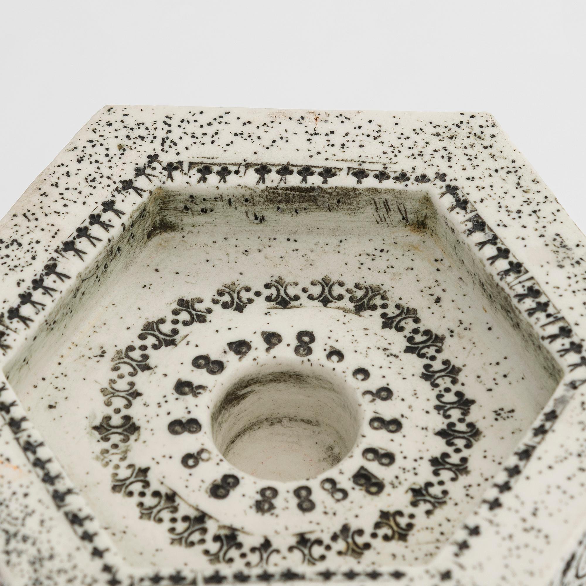 Rut Bryk, kynttilänjalka, kivitavaraa, signeerattu BRYK.