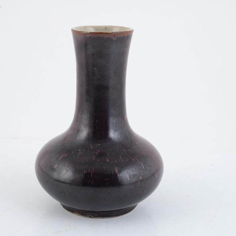 A Chinese flambé vase, late Qing dynasty.