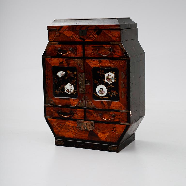 SMYCKESKÅP, Kina, 1800-/1900-tal.