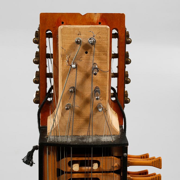 NYCKELHARPA, 1900-talets andra hälft.